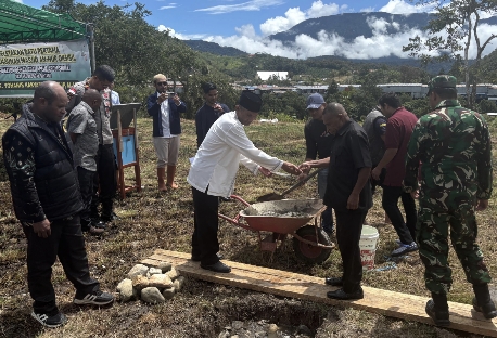 Satgas Operasi Damai Cartenz-2025 Hadiri Peletakan Batu Pertama Pembangunan Masjid di Oksibil