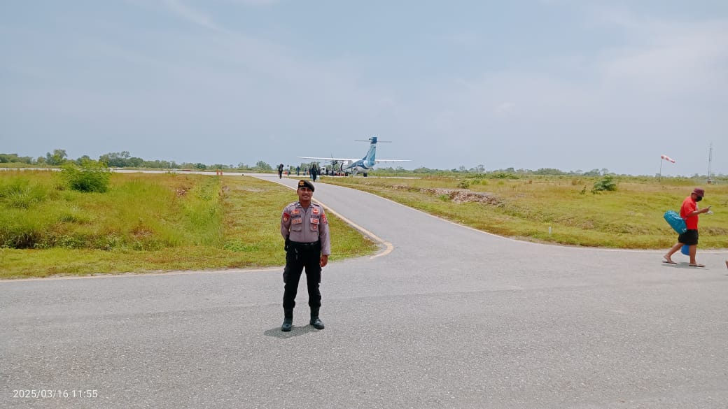 Polres MBD Berikan Pelayanan Prima Bagi Warga Dalam Kegiatan Penerbangan di Bandara Moa