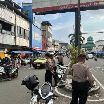 Polresta Ambon Lakukan Pengamanan dan Pengaturan Lalu Lintas di Lokasi Penjualan Takjil