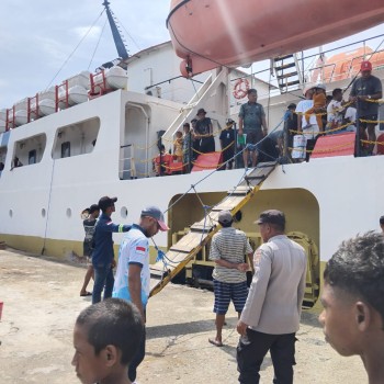 Personil KPPP Polsek Mdona Hyera Optimalkan. giat Embarkasi dan Debarkasi di Pelabuhan Laut Mahaleta