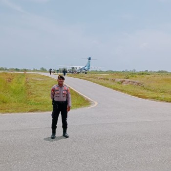 Polres MBD Berikan Pelayanan Prima Bagi Warga Dalam Kegiatan Penerbangan di Bandara Moa