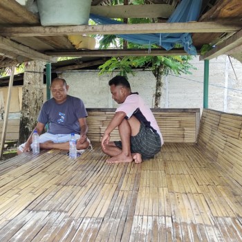 Bhabinkamtibmas Bripka Romkeny Himbau dan Sambang kepada Warga Desa Tepa Jaga Toleransi  Umat Beragama di Bulan Ramadhan