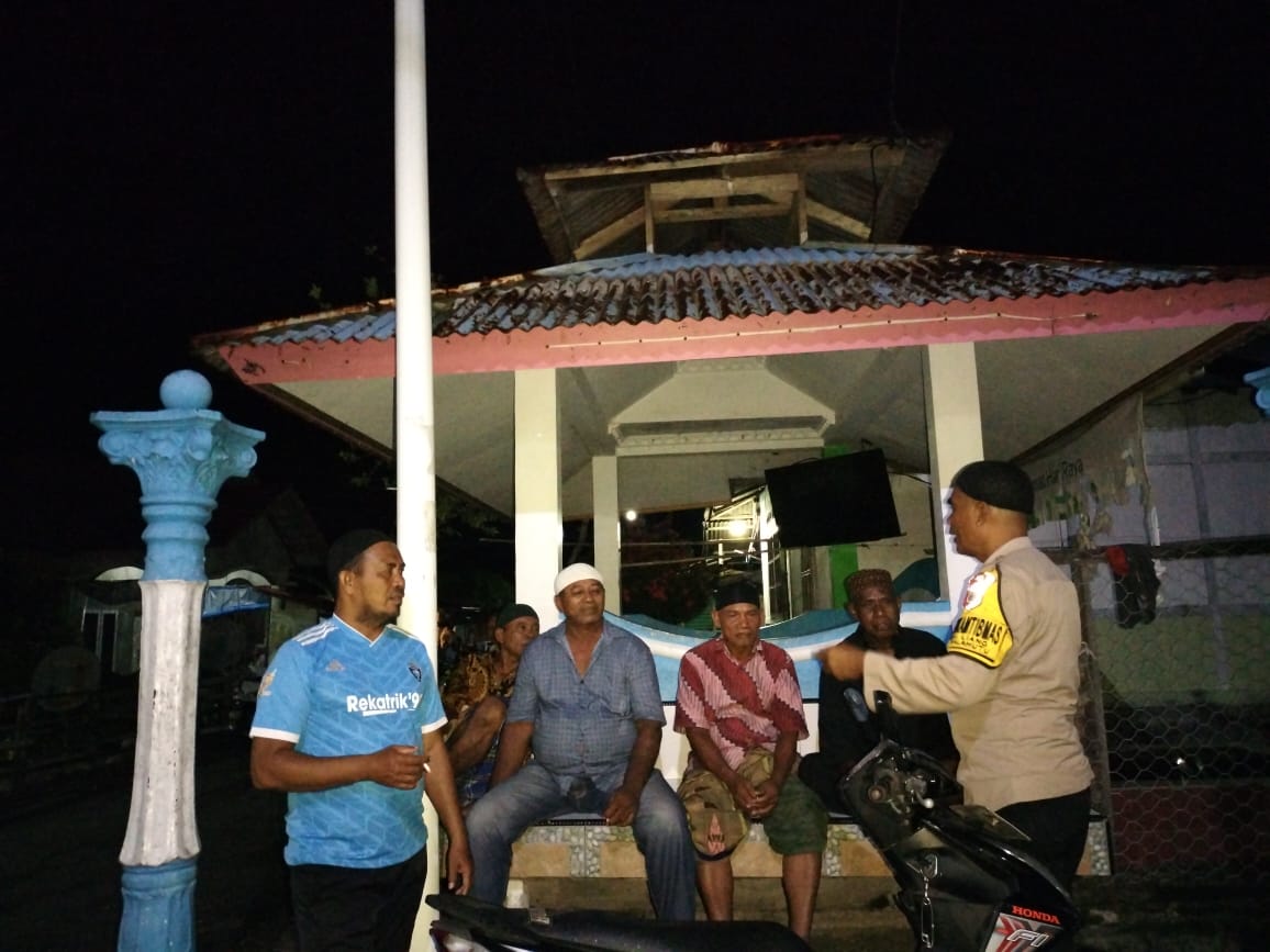 Polsek Salahutu Gelar Tarawih Keliling di Masjid Al Kausar Negeri Liang