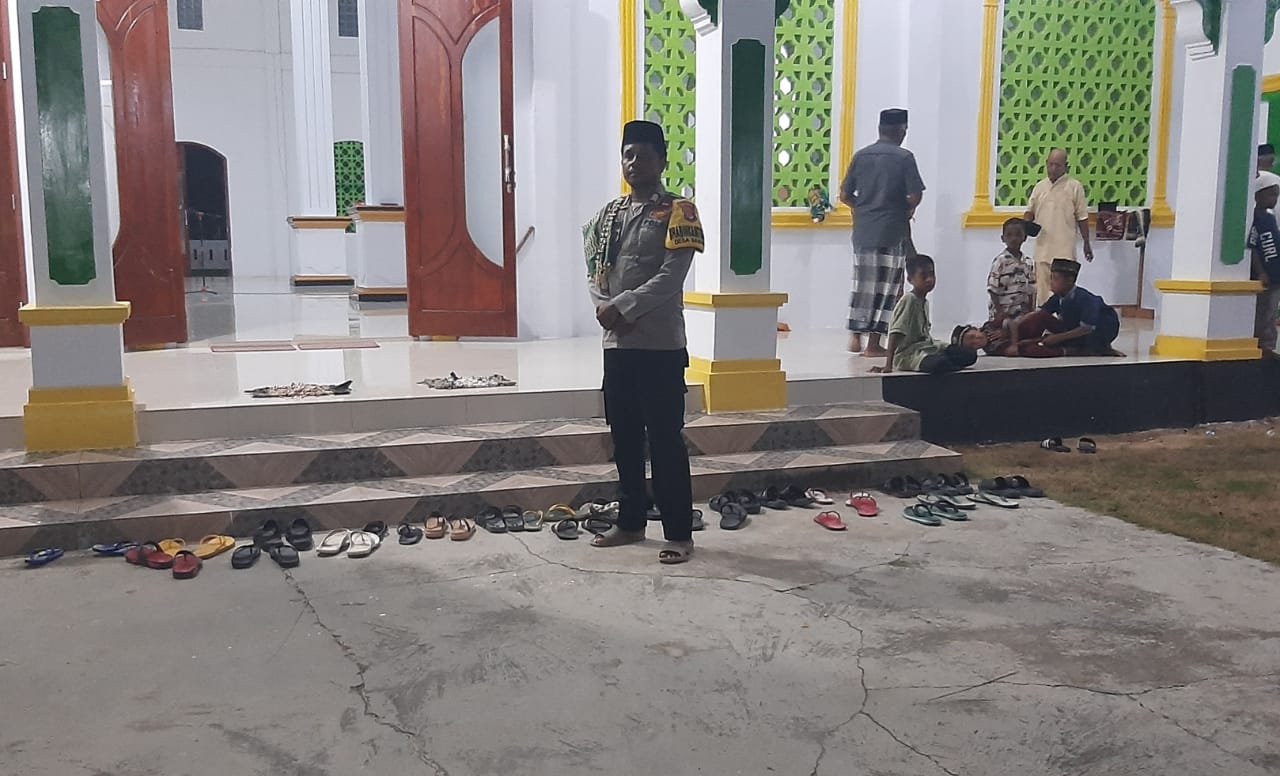 BHABINKAMTIBMAS DESA SAMANG HADIR BERIKAN RASA AMAN KEPADA WARGA BINAAN YANG MELAKSANAKAN IBADAH SHOLAT TARAWIH.