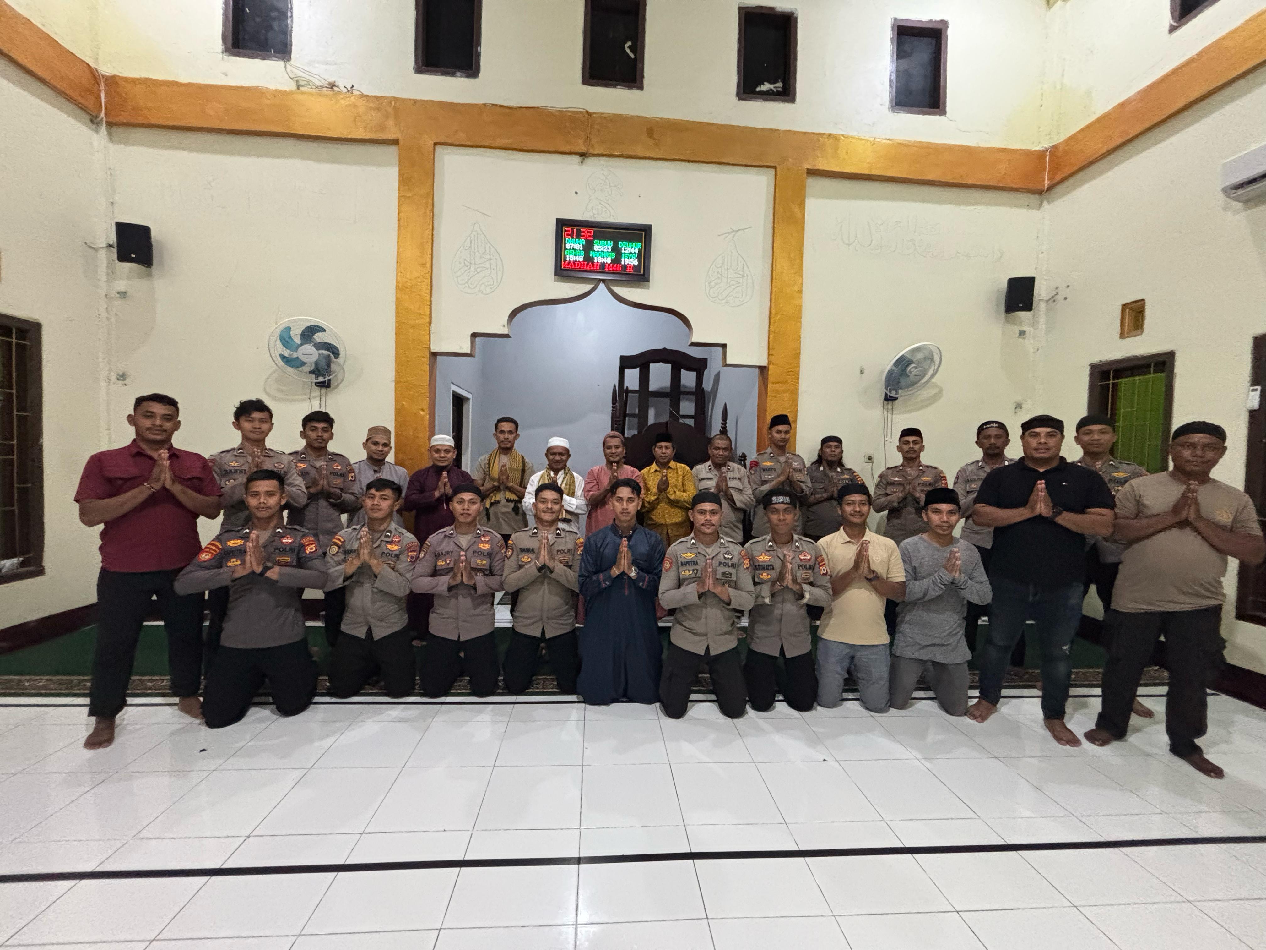 Polres Buru Selatan Gelar Shalat Tarawih Keliling di Masjid Baitul Rahman Desa Labuang