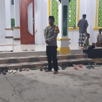 BHABINKAMTIBMAS DESA SAMANG HADIR BERIKAN RASA AMAN KEPADA WARGA BINAAN YANG MELAKSANAKAN IBADAH SHOLAT TARAWIH.