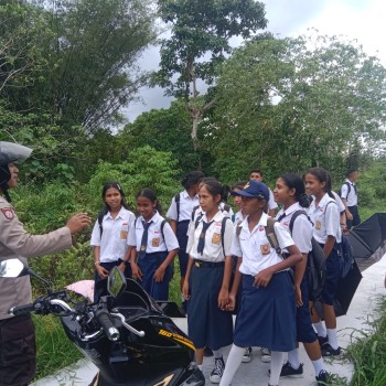 Bhabinkamtibmas Polsek Waipia Kembalin Sampaikan Kamtibmas Kepada Pelajar