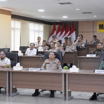 Kapolri Launching Program SPPG Polri, Kapolda Maluku Ikut Penandatangan Komitmen