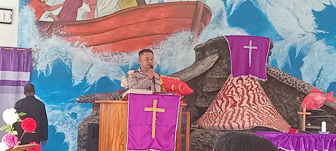 Gelar Minggu Kasih di Gereja, Bhabinkamtibmas Teineman ajak Warga jaga Kamtibmas