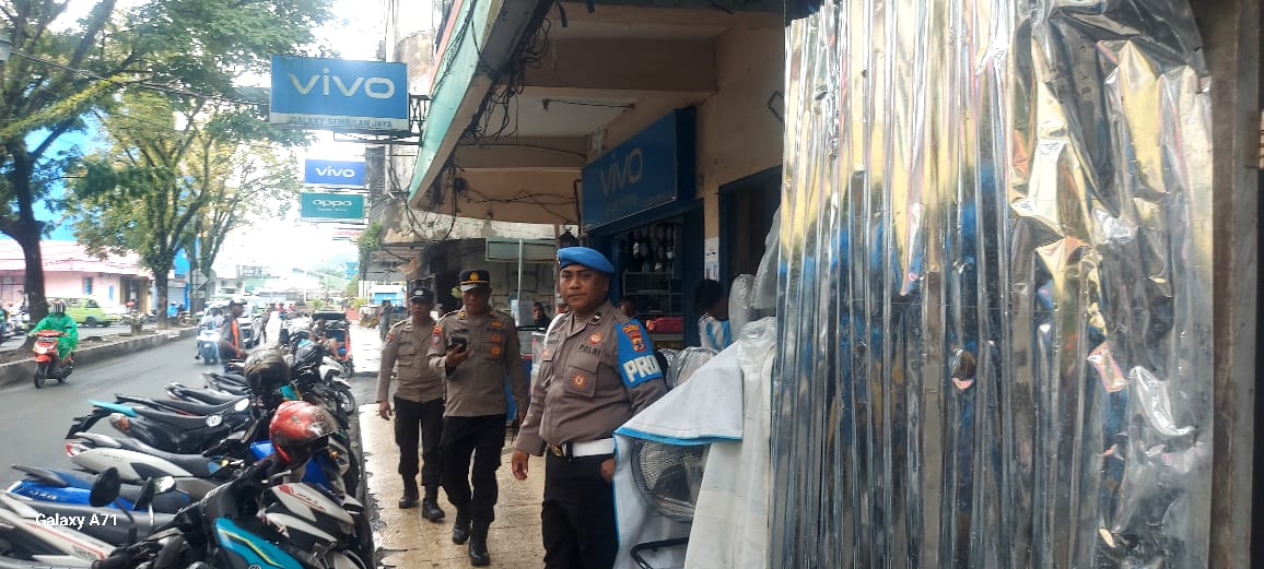 Polsek Sirimau Gelar Patroli Jalan Kaki untuk Cegah Gangguan Kamtibmas