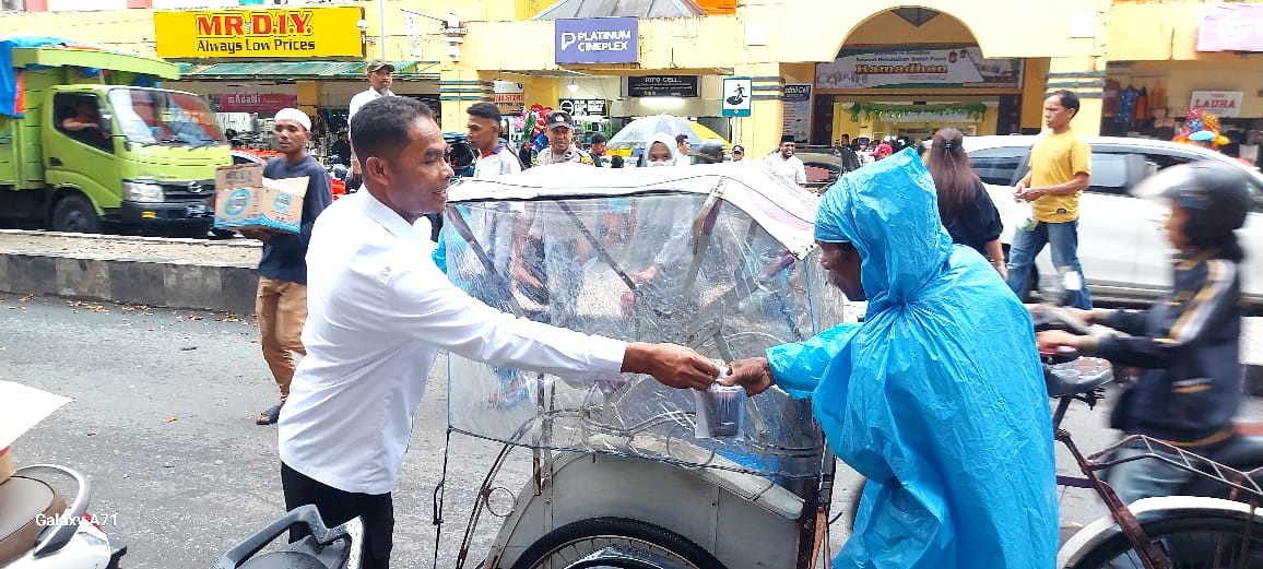 Polresta Ambon Berbagi Takjil di Bulan Ramadhan, Wujud Kepedulian kepada Masyarakat