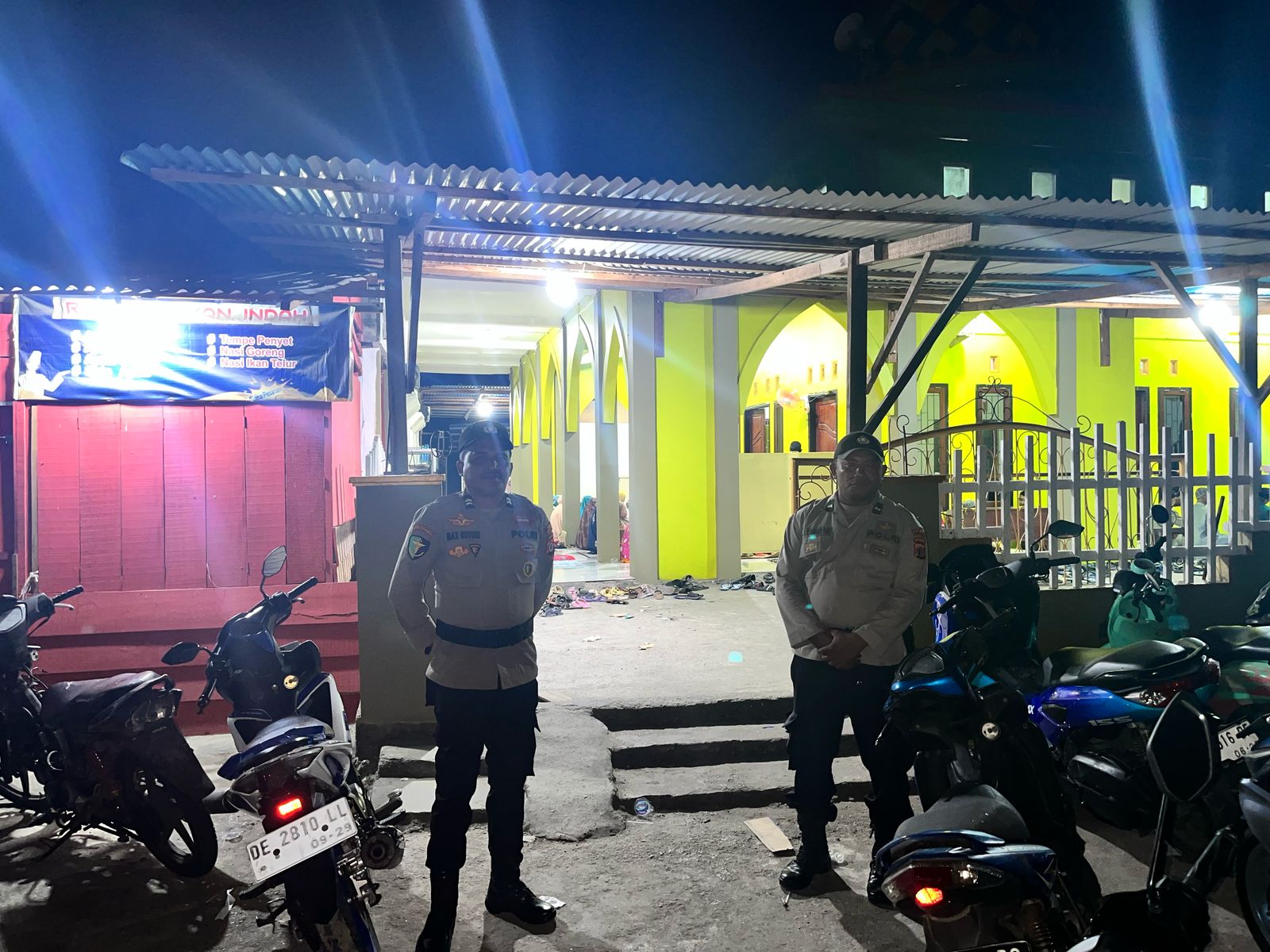 Berikan Rasa Aman Warga Beribadah, Polres Buru Selatan PAM Sholat Tarawih di Masjid