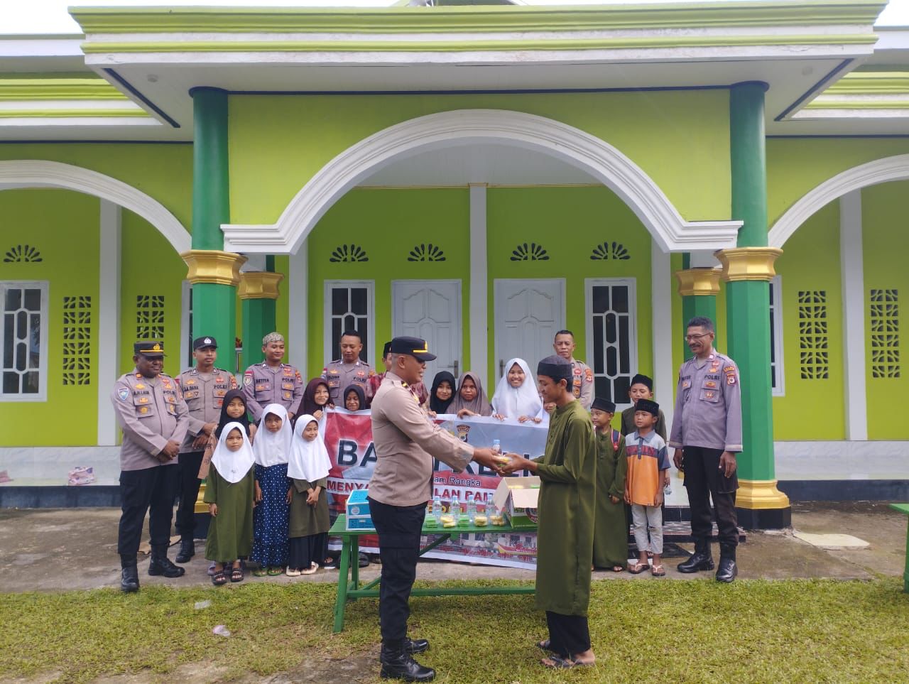 PERSONIL POLRES KEPULAUAN ARU BAGI TAKJIL DI BULAN SUCI RAMADHAN 1446 H/2025 M.