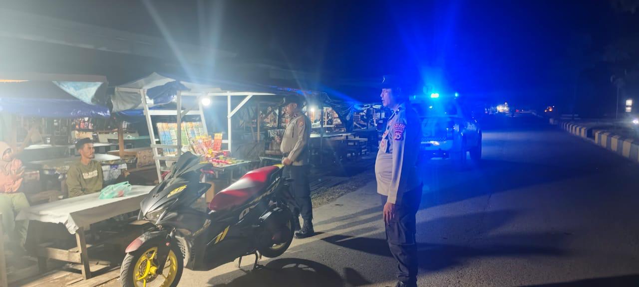 Polsek Namrole Ciptakan Rasa Aman Pada Bulan Ramadhan Dengan Cara Patroli Blue Light