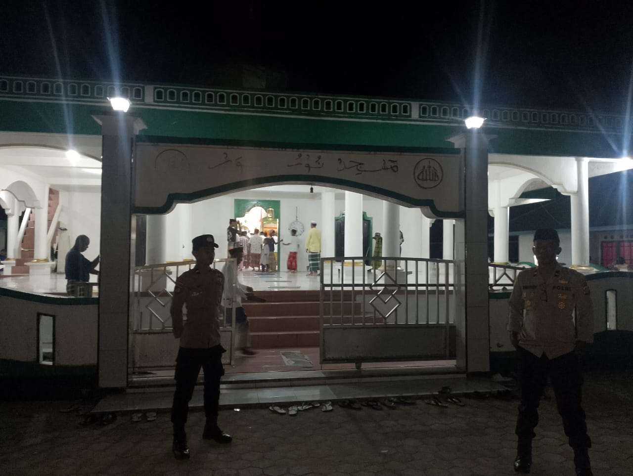 Polsek Ambalau Lakukan Pengamanan Sholat Tarawih di Masjid Nurul Ain Desa Lumoi