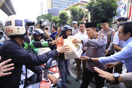 Kapolri Jenderal Listyo Sigit Prabowo Bagikan 1.000 Takjil Bersama Insan Media