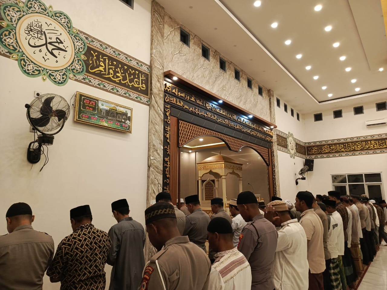 Safari Ramadhan, Kapolres SBT Laksanakan Shalat Tarawih di Masjid As-Salam Kp. Wailola