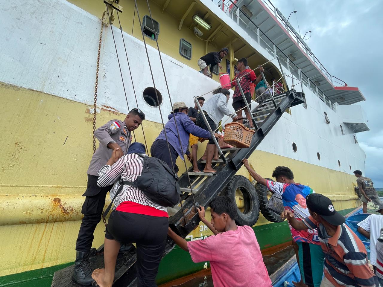 Anggota Polsek Serwaru Berikan Pelayanan di Pelabuhan Alternatif Demi Menjamin Keselamatan Warga