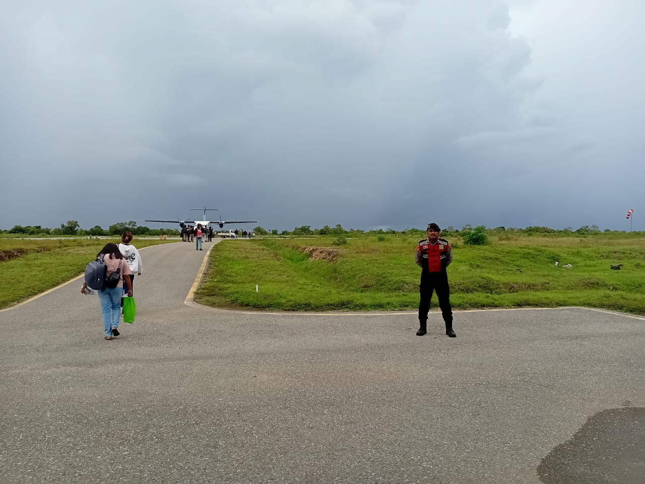 Polres MBD Layani Aktifitas Penumpang dan Barang Dalam Kegiatan Penerbangan di Bandara Moa