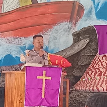 Gelar Minggu Kasih di Gereja, Bhabinkamtibmas Teineman ajak Warga jaga Kamtibmas