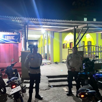 Berikan Rasa Aman Warga Beribadah, Polres Buru Selatan PAM Sholat Tarawih di Masjid