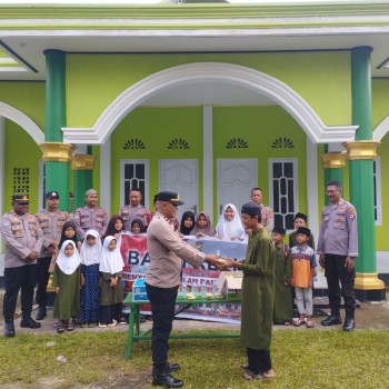 PERSONIL POLRES KEPULAUAN ARU BAGI TAKJIL DI BULAN SUCI RAMADHAN 1446 H/2025 M.