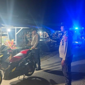 Polsek Namrole Ciptakan Rasa Aman Pada Bulan Ramadhan Dengan Cara Patroli Blue Light