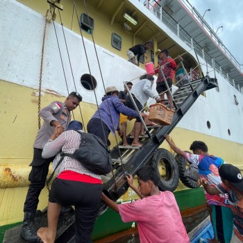 Anggota Polsek Serwaru Berikan Pelayanan di Pelabuhan Alternatif Demi Menjamin Keselamatan Warga