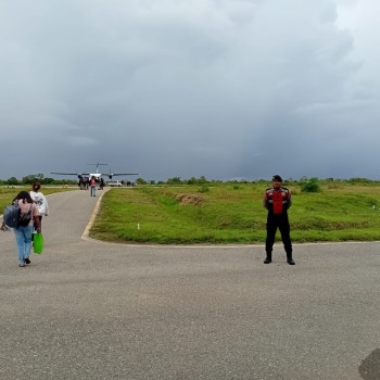 Polres MBD Layani Aktifitas Penumpang dan Barang Dalam Kegiatan Penerbangan di Bandara Moa