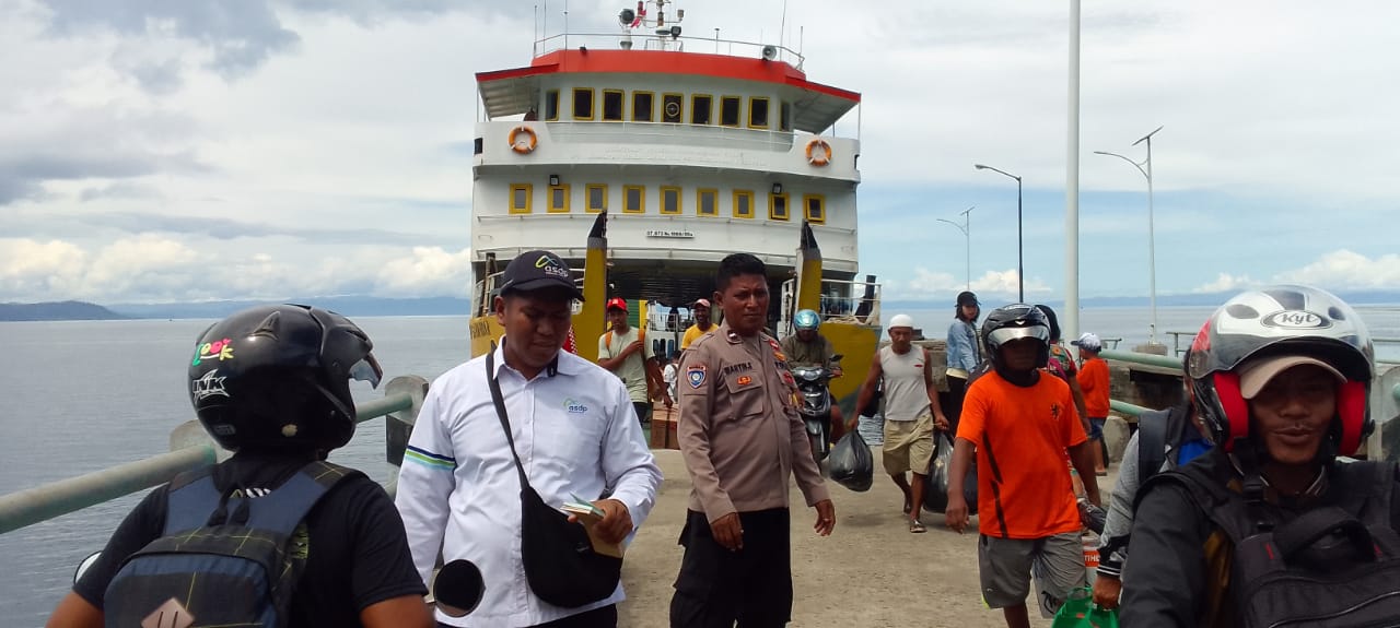 Polsek Nusalaut dan Koramil Laksanakan Pengamanan Kedatangan dan Keberangkatan KMP Feri Samandar