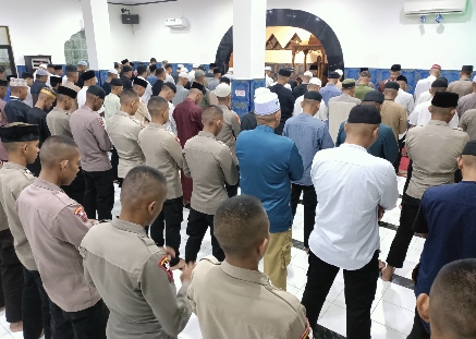 Polisi dan Jamaah Masjid At-Taqwa Ambon Gelar Sholat Ghaib Kepada Tiga Anggota Polri Yang Gugur di Way Kanan