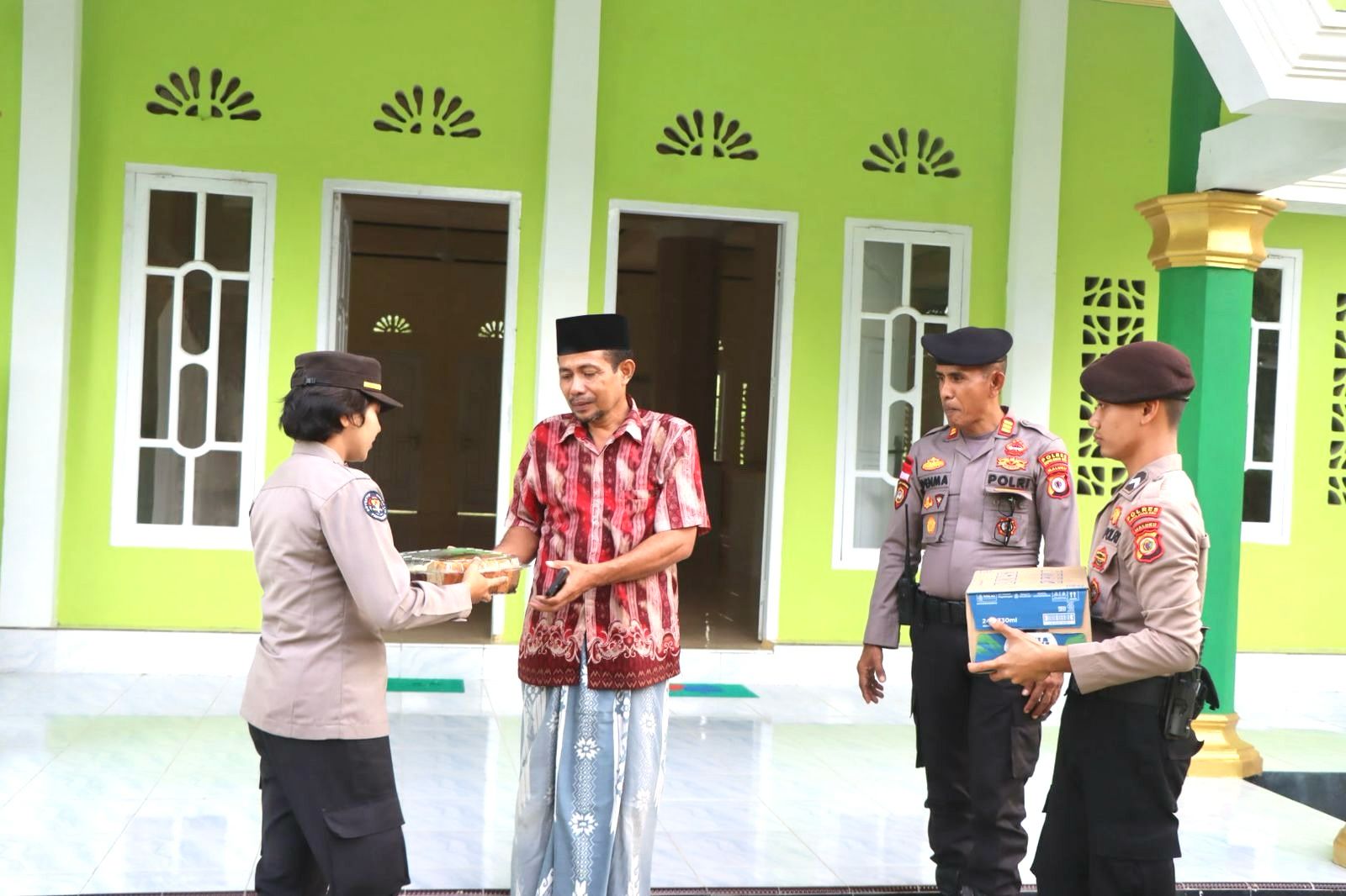 PERSONIL POLRES ARU BAGI TAKJIL DI BULAN SUCI RAMADHAN 1446 H/2025 M.