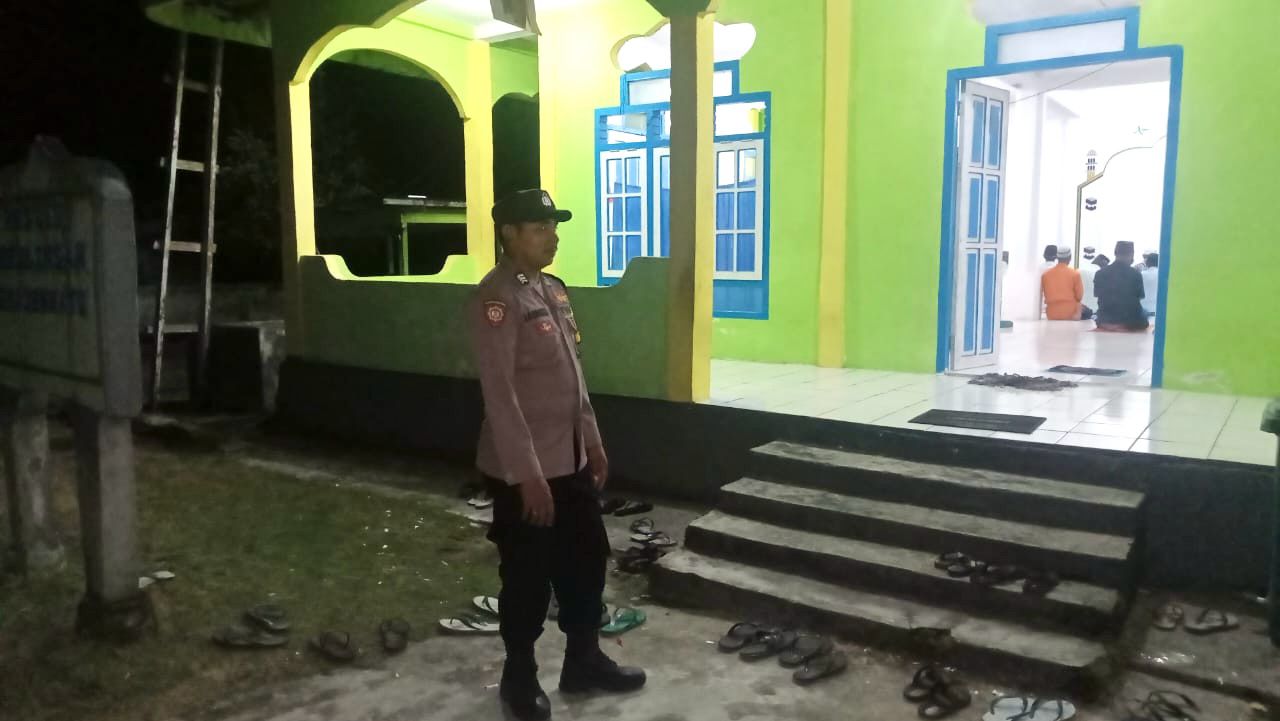 BHABINKAMTIBMAS BERIKAN RASA AMAN KEPADA WARGA BINAAN YANG MELAKSANAKAN IBADAH SHOLAT TARAWIH.