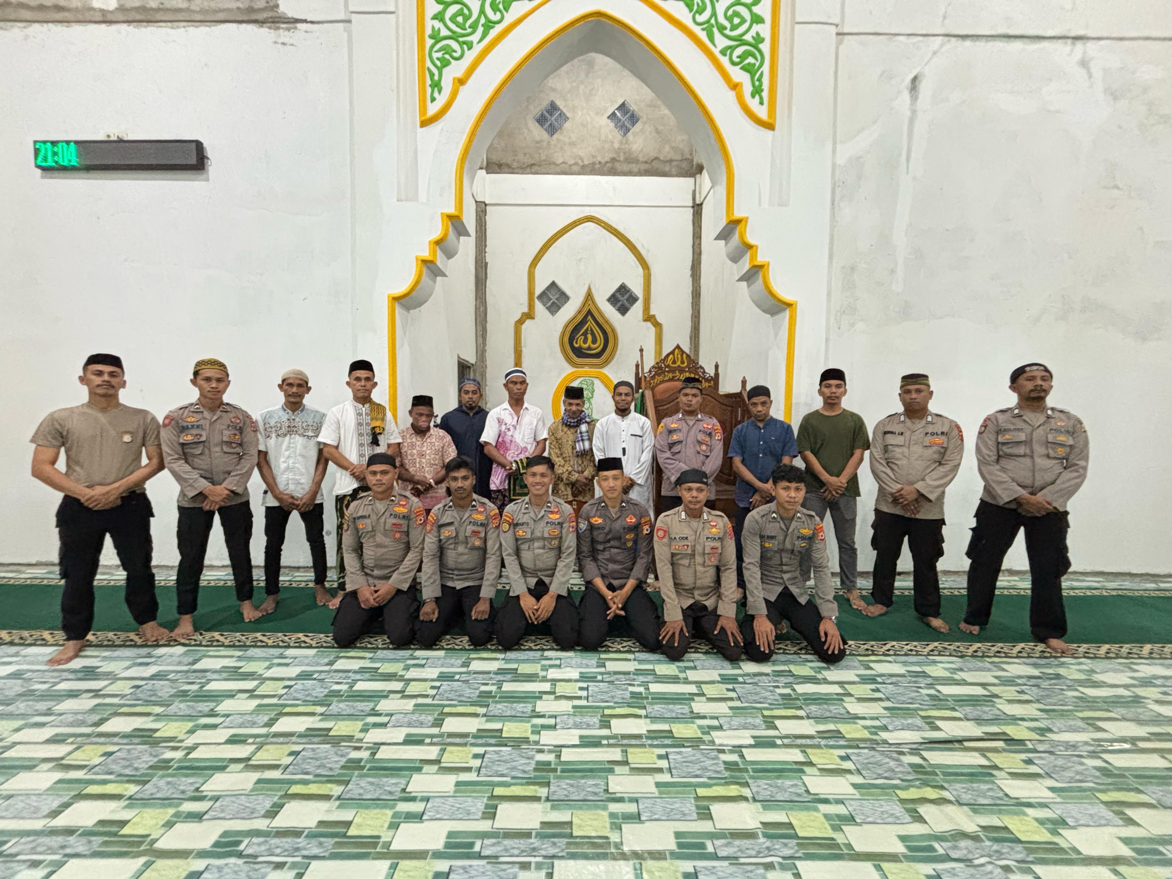 Polres Buru Selatan Amankan Kegiatan Sholat Tarawih Keliling di Masjid Desa Masnana