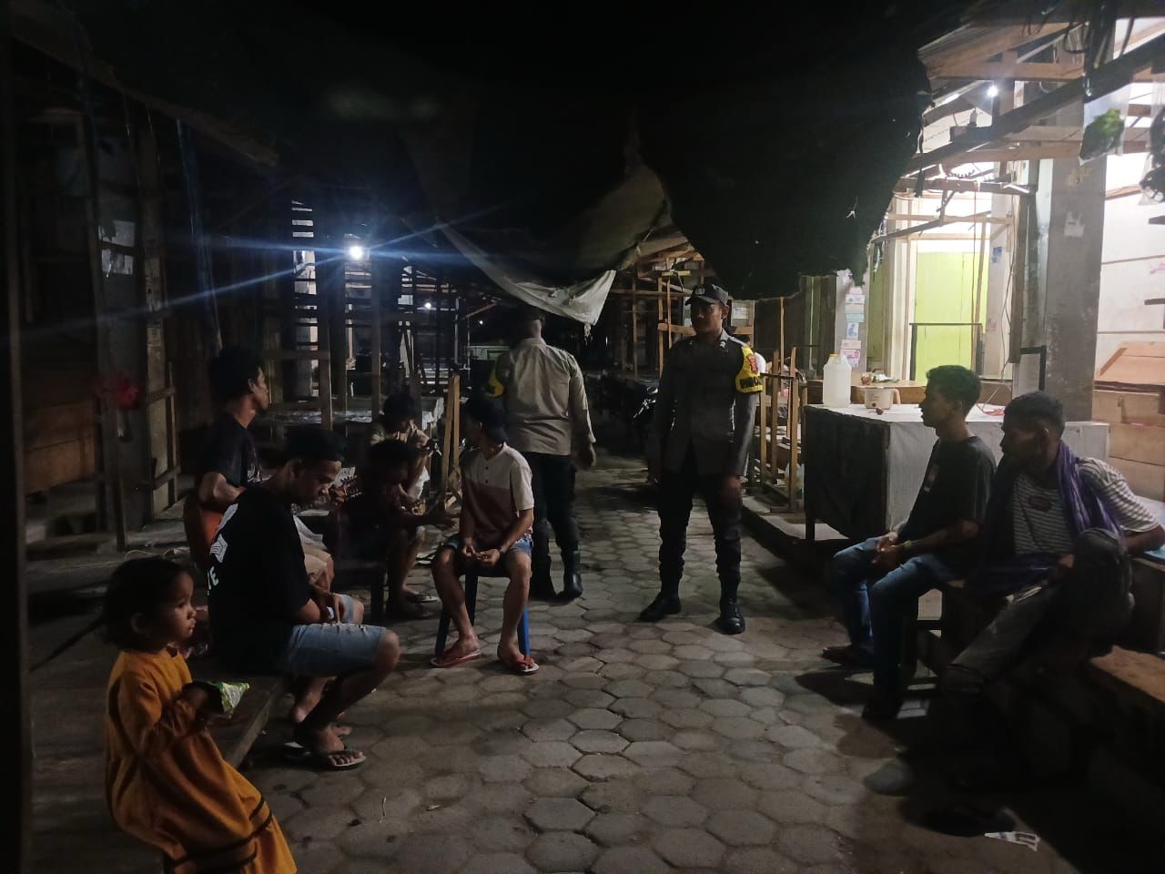 Polsek Namrole Ciptakan Keamanan Selama Ramadan dengan Patroli Sahur