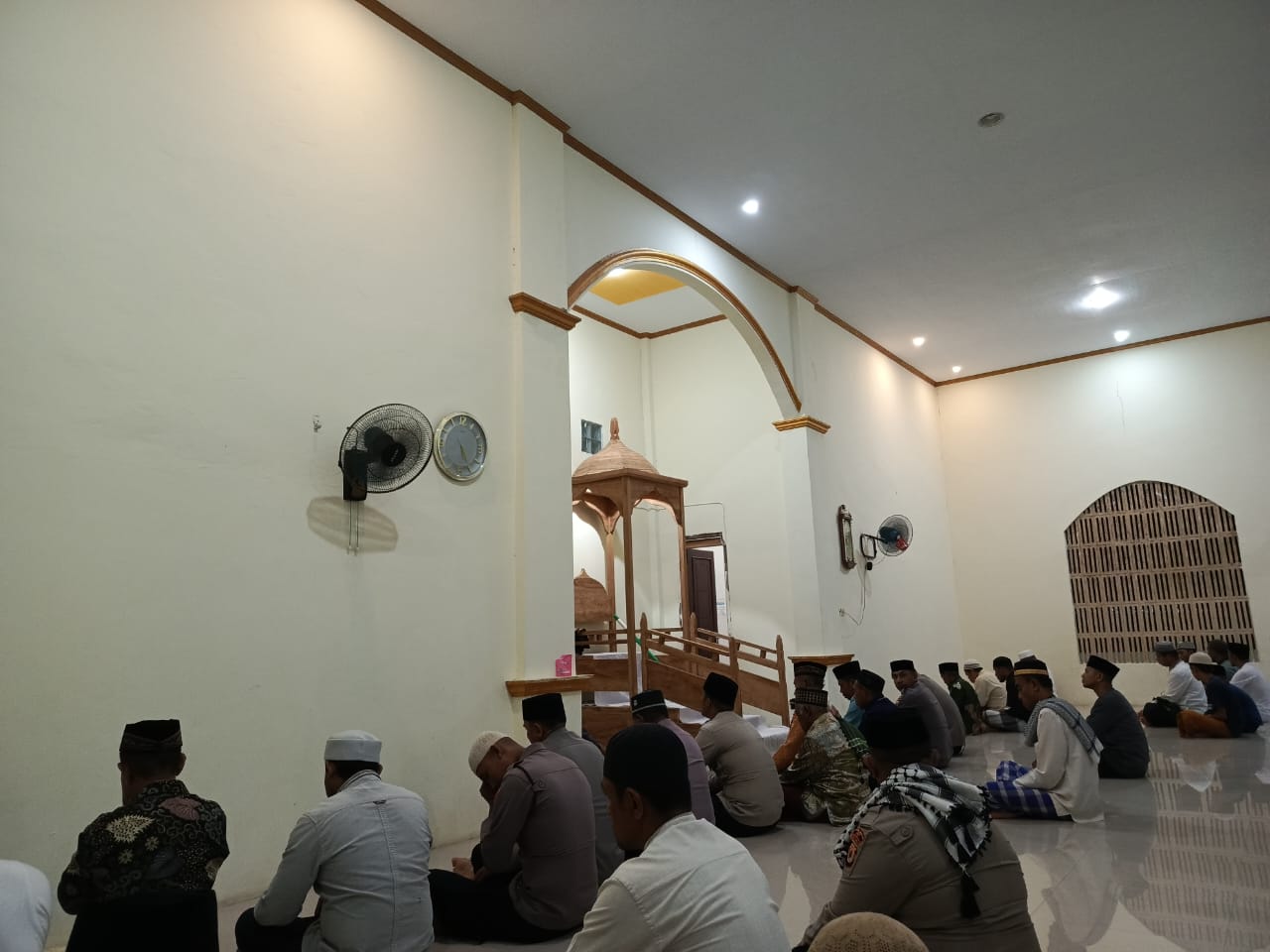 Kapolres SBT Laksanakan Shalat Subuh Keliling di Masjid Ar-Rahman Waigondar