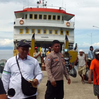 Polsek Nusalaut dan Koramil Laksanakan Pengamanan Kedatangan dan Keberangkatan KMP Feri Samandar