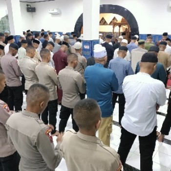 Polisi dan Jamaah Masjid At-Taqwa Ambon Gelar Sholat Ghaib Kepada Tiga Anggota Polri Yang Gugur di Way Kanan