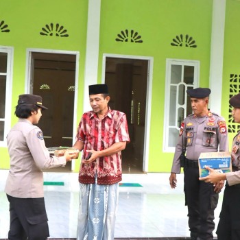 PERSONIL POLRES ARU BAGI TAKJIL DI BULAN SUCI RAMADHAN 1446 H/2025 M.