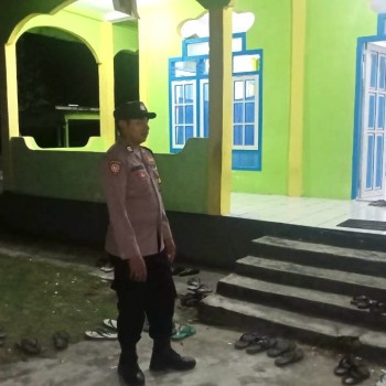 BHABINKAMTIBMAS BERIKAN RASA AMAN KEPADA WARGA BINAAN YANG MELAKSANAKAN IBADAH SHOLAT TARAWIH.