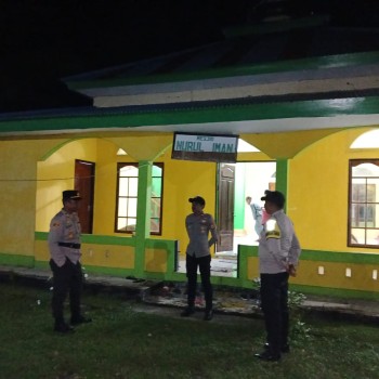 polsek-Leksula-gelar-pengamanan-salat-tarawih-di-masjid-Nurul-Iman