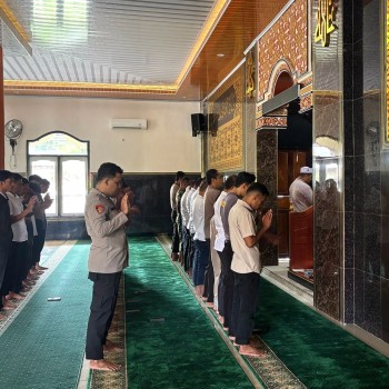 POLRES KEPULAUAN ARU GELAR SHOLAT GHAIB UNTUK ANGGOTA POLRI YANG GUGUR DI LAMPUNG.