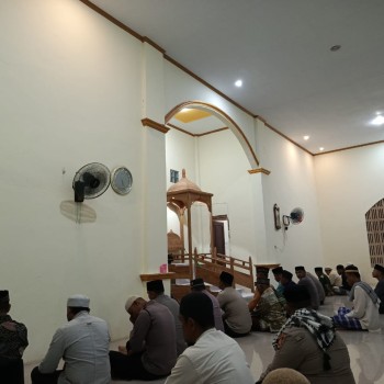 Kapolres SBT Laksanakan Shalat Subuh Keliling di Masjid Ar-Rahman Waigondar