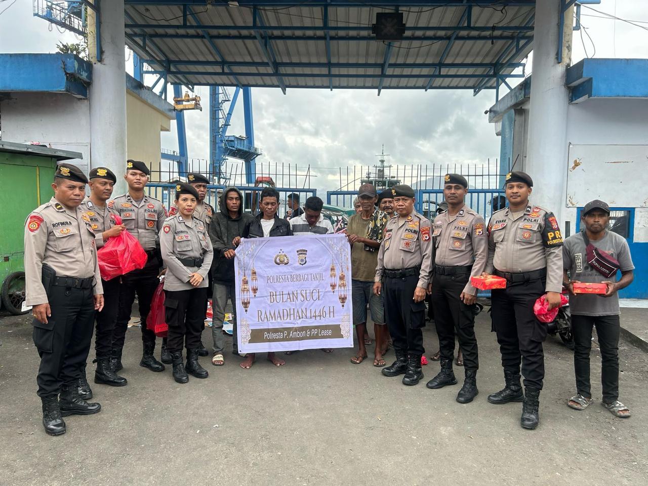 Polresta Ambon Berbagi Takjil untuk Warga di Sekitar Pelabuhan Slamet Riyadi