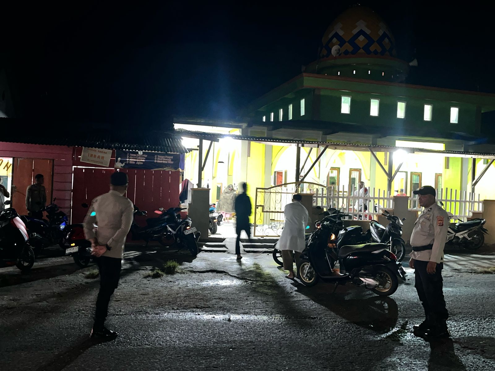 Wujudkan Keamanan Pelaksanaan Sholat Tarawih, Polres Buru Selatan Turunkan Personil di Sejumlah Masjid