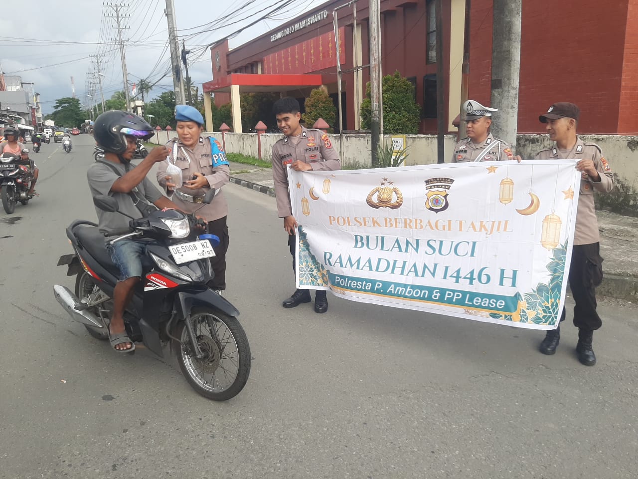Polresta Ambon Gelar Aksi Berbagi Takjil, Wujud Kepedulian di Bulan Ramadan