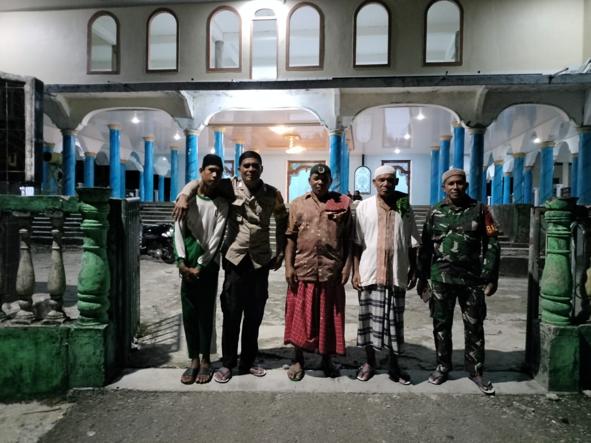 Polsek Salahutu Lakukan Pengamanan Tarawih di Masjid Jammi Negeri Liang