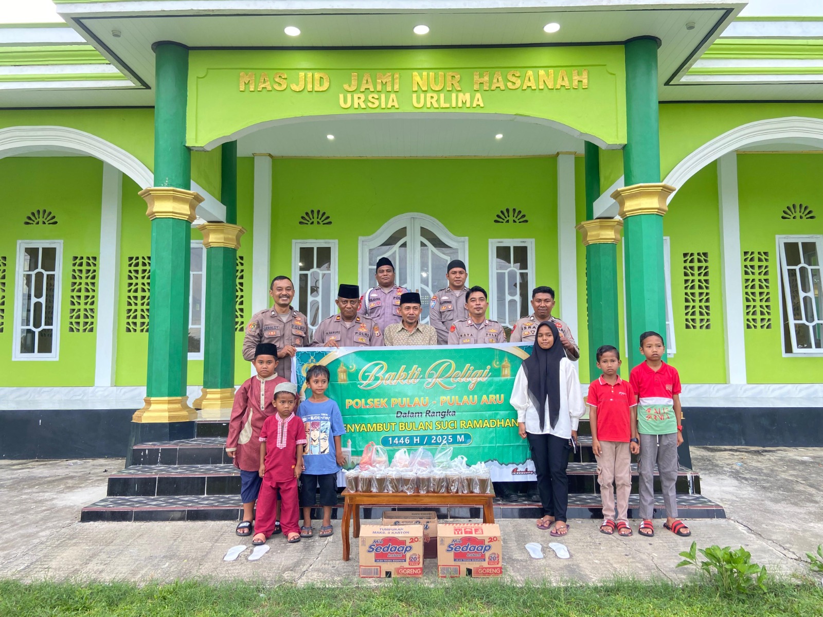 Pererat Hubungan Antara Polisi Dan Masyarakat Perosnel Polres Kepulauan Aru  Berbagi Takjil Di Bulan Suci Ramadhan 1446 H/2025 M.