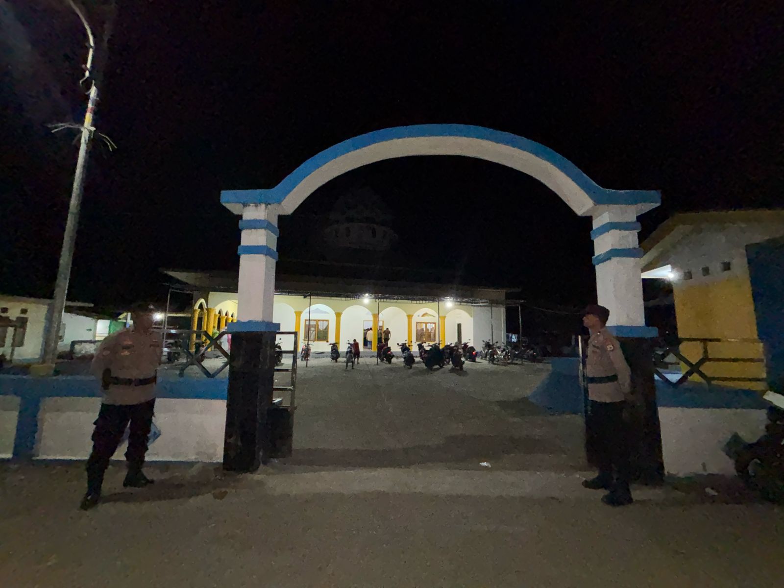 Personil Polres Buru Selatan Patroli Pengamanan Sholat Tarawih