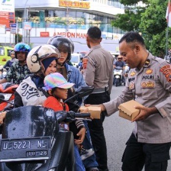 Alumni SIP Angkatan 50 Polda Maluku Berbagi Takjil Ramadan